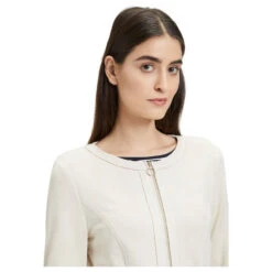 Betty Barclay Damen Velours Jacke Powder Sand 14 Betty Barclay Damen Velours Jacke Powder Sand -Wellensteyn Shop betty barclay 1 1 arm blazerjacke kurz beige 1166 model detail vorne