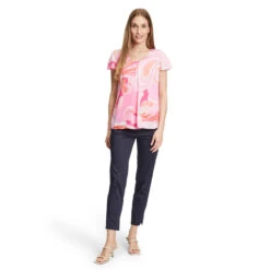 Betty Barclay Damen Kurzarm Bluse Pink Rose Print 13 Betty Barclay Damen Kurzarm Bluse Pink Rose Print -Wellensteyn Shop betty barclay bluse kurzarm pink orange rosa 4843 ansicht model