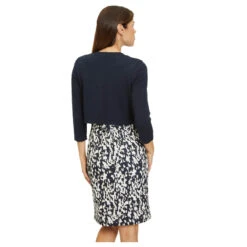 Betty Barclay Damen 3/4 Arm Strickjacke Dark Sky 13 Betty Barclay Damen 3/4 Arm Strickjacke Dark Sky -Wellensteyn Shop betty barclay strickjacke blau ansicht model hinten