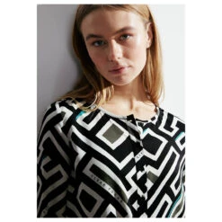 Cecil Damen Langarm Bluse Round Neck Black Printed 12 Cecil Damen Langarm Bluse Round Neck Black Printed -Wellensteyn Shop cecil printed round neck blouse schwarz 30001 model detail