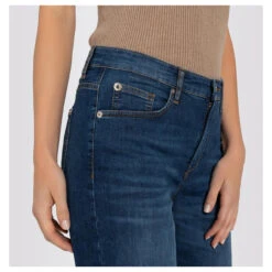 MAC Culotte 7/8 Jeans Authentic Mid Blue Washed 20 MAC Culotte 7/8 Jeans Authentic Mid Blue Washed -Wellensteyn Shop mac jeans culotte 3 4 blau d544 model detail