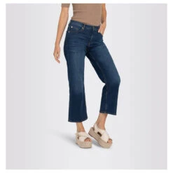 MAC Culotte 7/8 Jeans Authentic Mid Blue Washed 18 MAC Culotte 7/8 Jeans Authentic Mid Blue Washed -Wellensteyn Shop mac jeans culotte 3 4 blau d544 model detail front