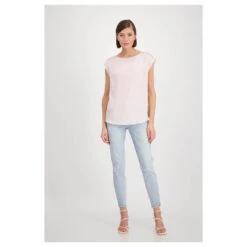 Monari Damen Kurzarm Bluse Silky Light Rose -Wellensteyn Shop monari shirt silk coconut bay 478 ansicht model vorn