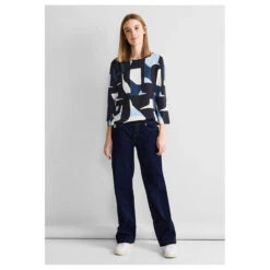 Street One Damen 3/4 Arm Shirt Evi Deep Blue Creme Print -Wellensteyn Shop street one multicolor grafic print 3 4 arm shirt blau 31238 model