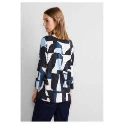Street One Damen 3/4 Arm Shirt Evi Deep Blue Creme Print -Wellensteyn Shop street one multicolor grafic print 3 4 arm shirt blau 31238 model hinten