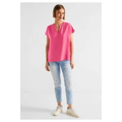 Street One Damen Kurzarm Bluse Berry Rose -Wellensteyn Shop street one shirtblouse splitneck shirt magenta 14647 ansicht model