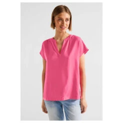 Street One Damen Kurzarm Bluse Berry Rose -Wellensteyn Shop street one shirtblouse splitneck shirt magenta 14647 ansicht model vorn