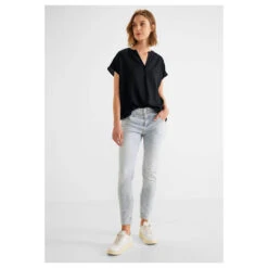 Street One Damen Kurzarm Bluse Deep Black 10 Street One Damen Kurzarm Bluse Deep Black -Wellensteyn Shop street one shirtblouse with splitneck bluse schwarz 100001 ansicht model vorn