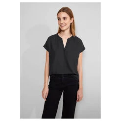 Street One Damen Kurzarm Bluse Splitneck Black -Wellensteyn Shop street one shirtblouse with splitneck schwarz 10001 model vorne