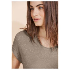 Street One Damen T-Shirt V-neck Shiny Safari Beige 12 Street One Damen T-Shirt V-neck Shiny Safari Beige -Wellensteyn Shop street one v neck shiny shirt beige 15617 model detail