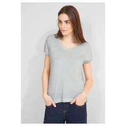 Street One Damen T-Shirt V-neck Shiny Pearl White 8 Street One Damen T-Shirt V-neck Shiny Pearl White -Wellensteyn Shop street one v neck shiny shirt weiss 10108 model vorne